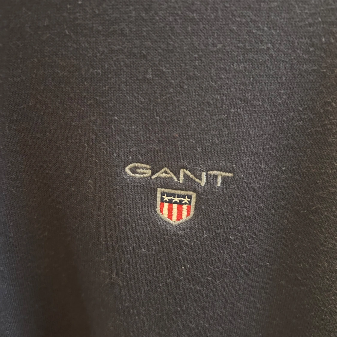 Mörkblå tröja med dragkedja från GANT - 90