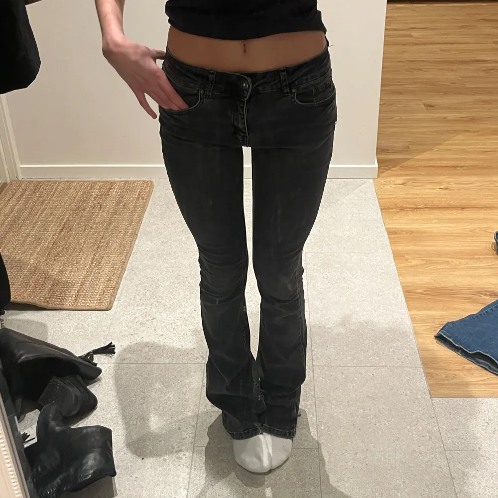 Säljer ett par svarta jeans som är lowwaist och bootcut . Farkut & Housut.