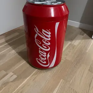 Säljer ett coolt minikylskåp i form av en Coca-Cola burk. Perfekt för att hålla dina drycker kalla. Den är röd med det klassiska Coca-Cola logotypen och har en avtagbar hylla inuti. Perfekt för spelrummet eller sovrummet! 10 liters dryck kan förvaras i denna minikylskåp. Om man ska köpa en helt ny så kostar det 1399kr så jag tycker 499kr är ett lämpligt pris.