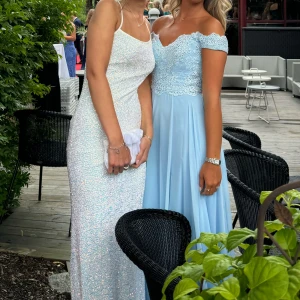 Ljusblå balklänning - Säljer min ljusblåa balklänning från dressroom linne. Är i bra skick och endast använd under balen. Skriv privat för frågor💙