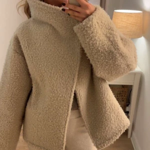 Gina tricot jacka - Slutsåld jacka från ginatricot. Använd ca 4 gånger. Fint skick. 