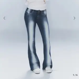 INTRESSEKOLL!! Sååå fina o sjukt populära weekday jeans som är helt slutsålda💞 sitter så sjukt bra❣️ intressekoll då jag inte säker på om jag vill behålla dom o vill se vad folk kan tänkas betala🥰🥰 storlek 29/34 och är ner på hälarna på mig som e 178💞