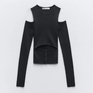 Snygg topp - Skit snygg topp med knappar och snygga detaljer/cut outs.