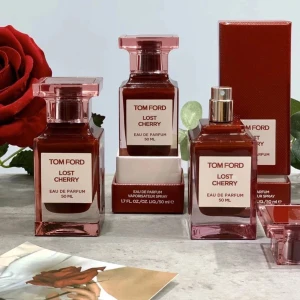 Tom Ford Lost Cherry och Oud Wood Eau de Parfum - Säljer två lyxiga parfymer från Tom Ford. Lost Cherry kommer i en elegant röd flaska på 50 och 100 ml, perfekt för den som älskar söta och fruktiga dofter. Oud Wood är i en stilren svart flaska på 100 ml, idealisk för den som föredrar en djup och träig doft. Båda är i toppskick och redo att ge din doftgarderob en uppgradering!