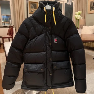 Svart Fjällräven jacka Expedition Down, storlek S - Säljer en svart dunjacka från Fjällräven i storlek S, modell: EXPEDITION DOWN LITE JACKET. I bra skick!! 