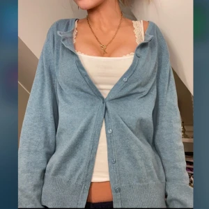 Kofta - Superfin blå kofta, storleken är M, men skulle säga att den passar S/Xs också!                                                        Har även i några till färger om ni kollar mitt Plick konto!💓