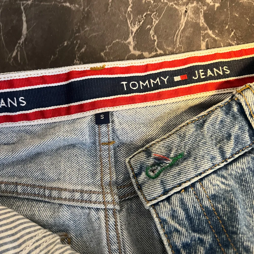 Jeanskjol från Tommy Jeans i storlek S. . Kjolar.