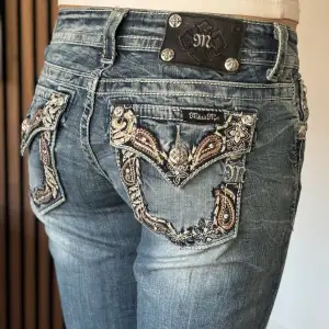 Lågmidjade bootcut jeans från miss me. Snygg design. Bra skick, se bild. Mått: Innerbenslängd: 84cm   Midjemått rakt över: 34,5cm Modellen är 166cm lång. Fler bilder finns. Skriv gärna ifall du har några frågor! 💗