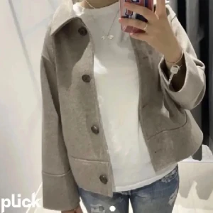 Beige kappa  - Säljer denna snygga beigea kappa från Kappahl då jag har andra jag använder mer❤️