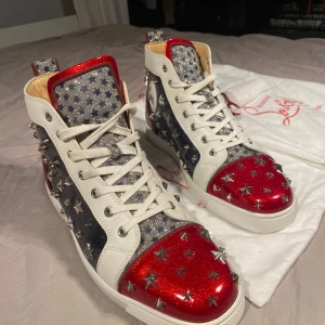 Limited Edition Christian Louboutin - Säljer dessa brutala loubsen i storlek 44/5 men passar 44. Dessa är en limited edition och är sjukt svåra att få tag på även väldigt feta. Skornas skick är 9/10 och dustbags och skosnören medföljer. Skornas värde är över 8000 i detta skick men säljer för 7500. Är du intresserad av att hitta skor som kan gå upp ännu mer i pris eller som är brutalt feta är det demhär! Har du några frågor är det bara att höra av sig!😁😁😁