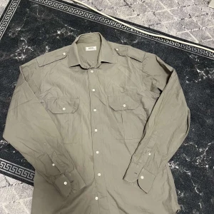 Hugo boss skjorta - Säljer denna snygga skjortan för ett bra pris då jag inte använder den. Går att byta mot nåt annat!!