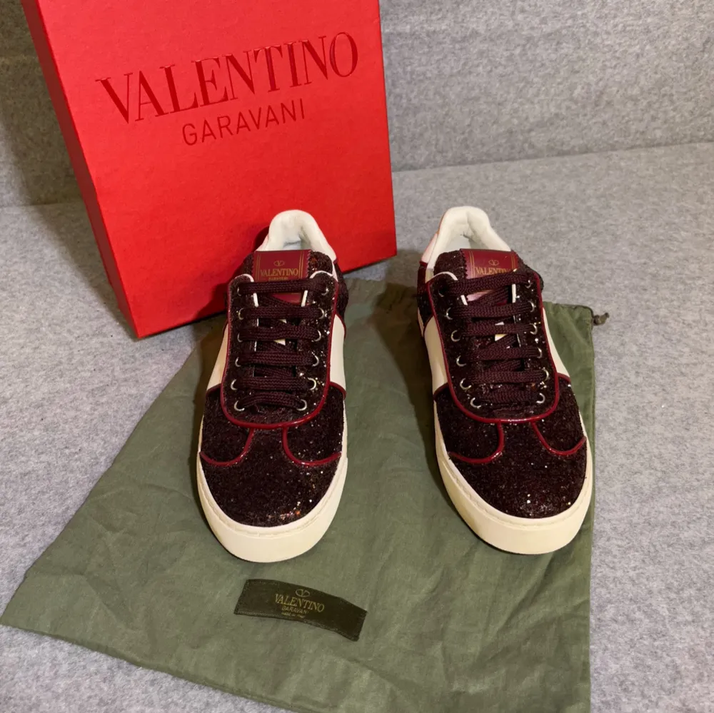 Valentino Flycrew Limited Edition Sneakers | Röd färg som livar upp vilken outfit som helst | Vädligt snygga | Nyrpris ca 6000 kr | Vädligt bra skick, alla nitar kvar!! | Storlek 36,5 | Allt ingår | Vid mer frågor eller funderingar kontakta privat ✔️. Skor.