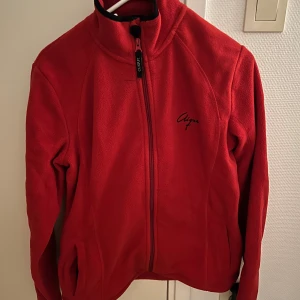 Röd fleecejacka  - Säljer en supermysig röd fleecejacka från Chums. Skriv om intresse! Kan tänka mig att diskutera pris.