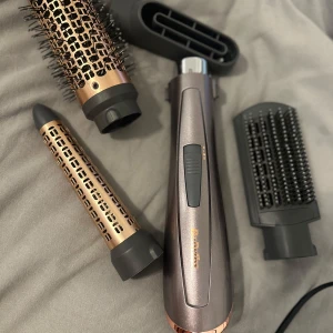 BaByliss varmluftsborste  - Varmluftsborste med fyra munstycken från BaByliss!  Använd ett fåtal gånger, men väldigt bra skick. Säljer då den tyvärr inte kommer till användning. Nypris varierar mellan ca 500-900. Pris kan diskuteras! 