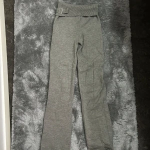 Grå catania club set - säljer ett grått catania club set. som nytt, använt 2-3 gånger. storlek XS i byxor och tröja. kontakta mig för mer info eller bild på🎀