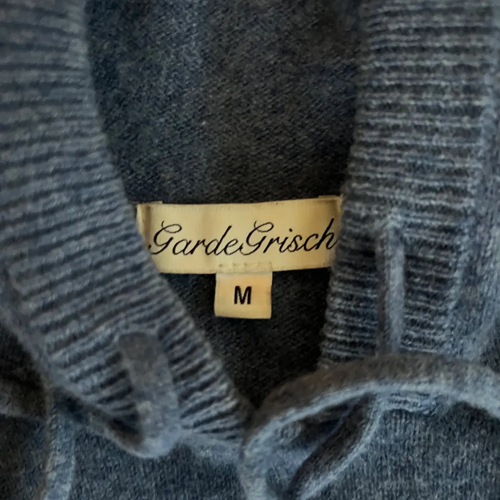 Skön blå kashmir hoodie från gardegrisch😍 Storleken är M och skicket är nästintill perfekt🫡Den e perfekt nu t vintern och kallare dagar🧊🥶⛄️. Hoodies.