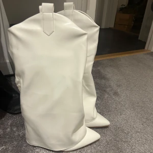 Vita stövlar med spetsig tå - Säljer dessa snygga vita boots med spetsig tå. De har även en gömd dragkedja så de är lätta att få på. De är i storlek 39 och jag brukar ha 39/38 i skor så de är normal i storleken skulle jag säga. Endast testade och har kvar lådan som de tillhör💞💞