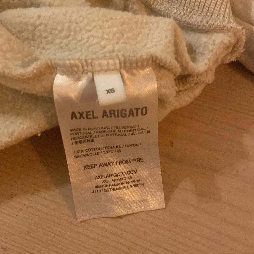 Säljer en snygg beige tröja från Axel Arigato med med fågel designer. Tröjan står i storlek XS men passar S. Jag skulle säga skick 7,5/10 för att det finns några defekter och därför priset. Kontakta för fler bilder eller bud.. Tröjor & Koftor.