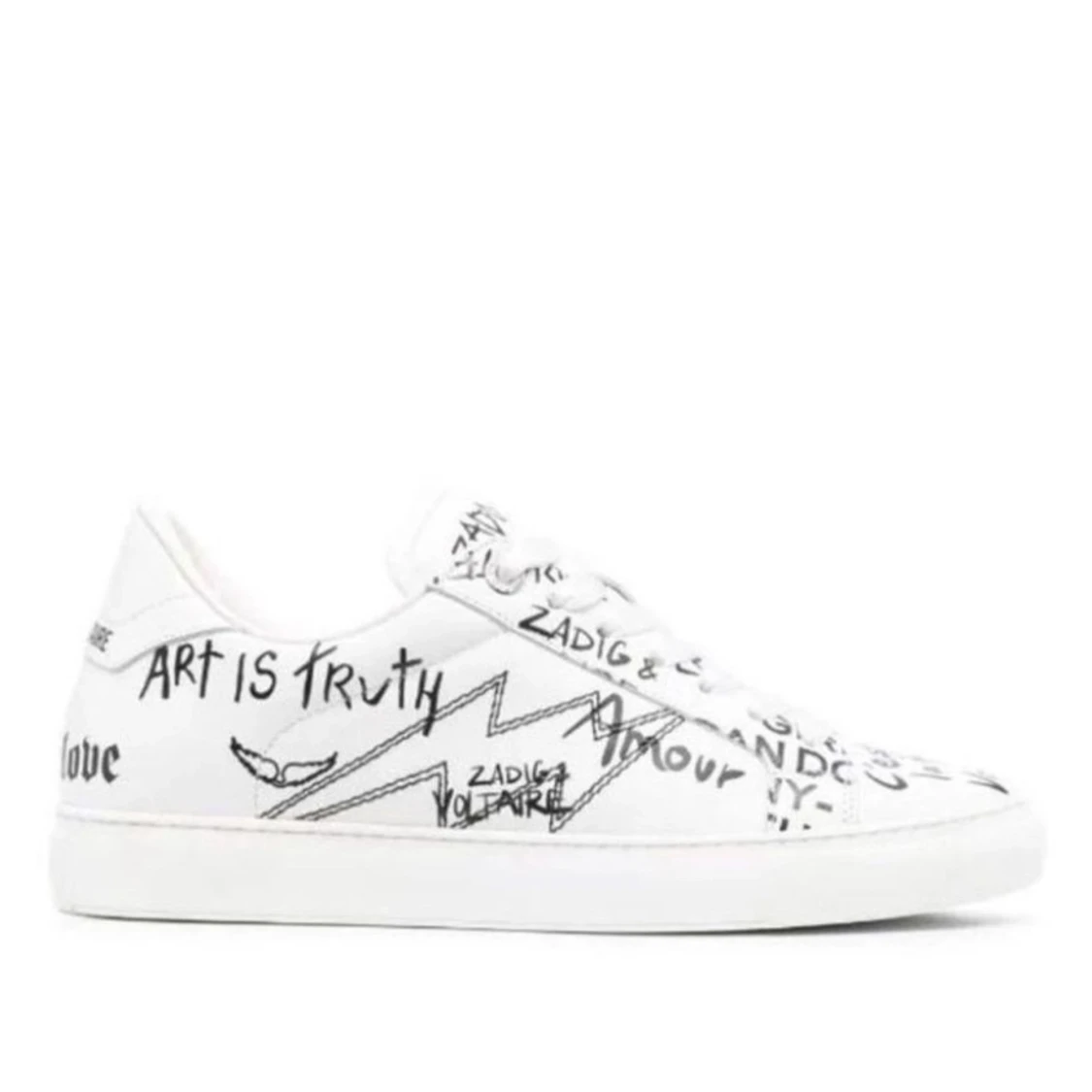 Vita sneakers med text från Zadig & Voltaire