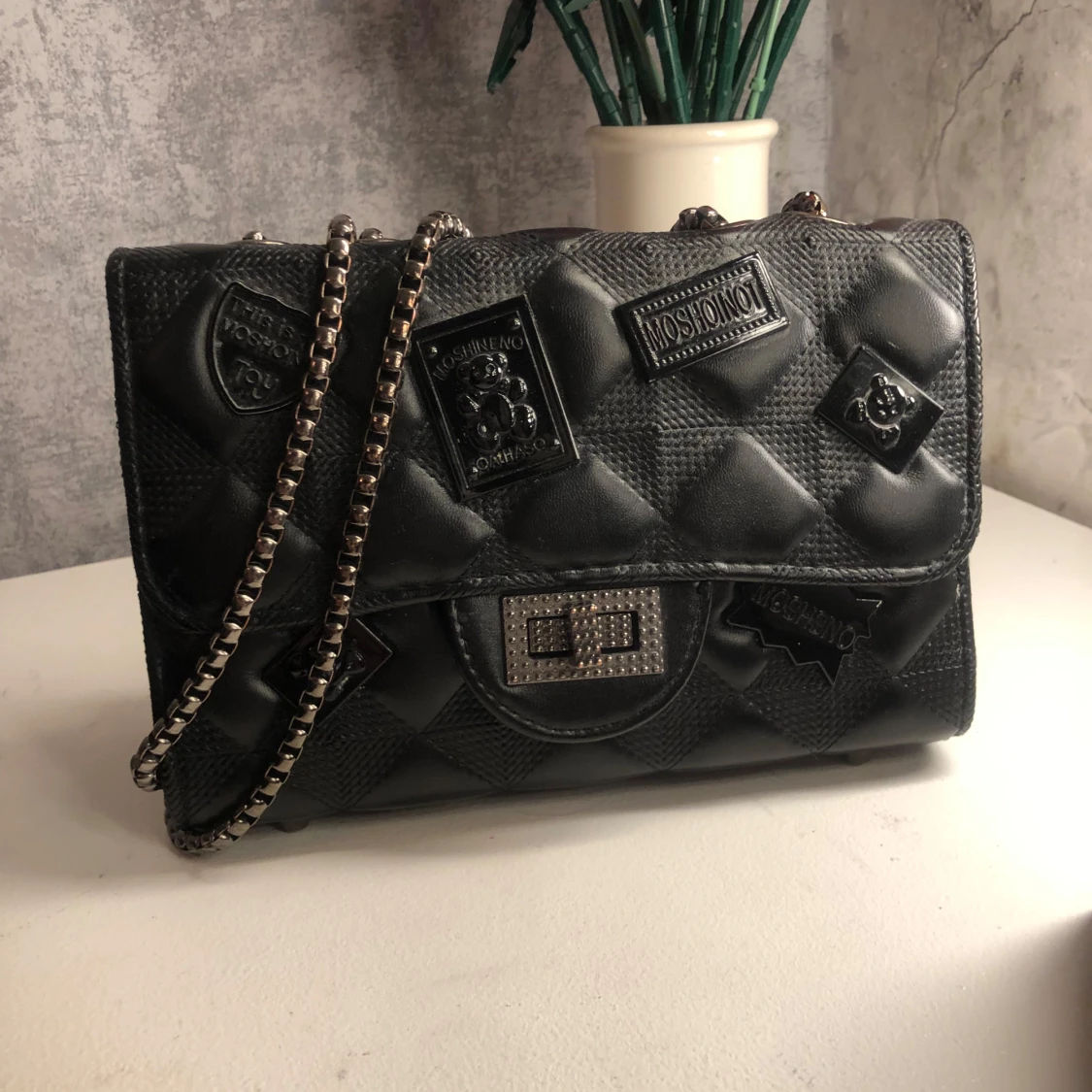 Svart quiltad axelväska med kedja