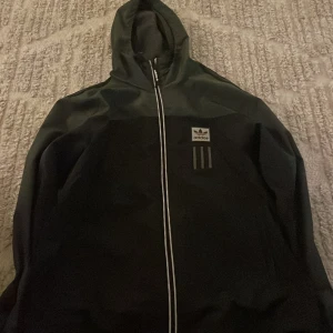  Vindjacka Adidas - Vindjacka Adidas köpt från JD sport storlek L. Perfekt skick, nästan aldrig använd.