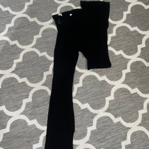 Svarta byxor från FB Sister - Säljer ett par svarta byxor från FB Sister i storlek XXS. De är högmidjade med en snygg ribbad detalj och ett bälte i midjan. Perfekta för både vardag och fest! 🖤