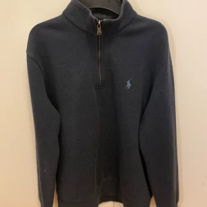 Ralph Lauren half zip - Säljer en stilren mörkblå Ralph Lauren tröja. Perfekt för höst och vinter, använd kanske 3-4 gånger