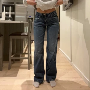 Zara jeans - Säljer mina skit snygga Zara jeans som tyvärr inte kommer till användning! De är i storlek 38 och passar mig super bra i längd som är 173! Dem är i nyskick och pris går att diskuteras🙌🏼