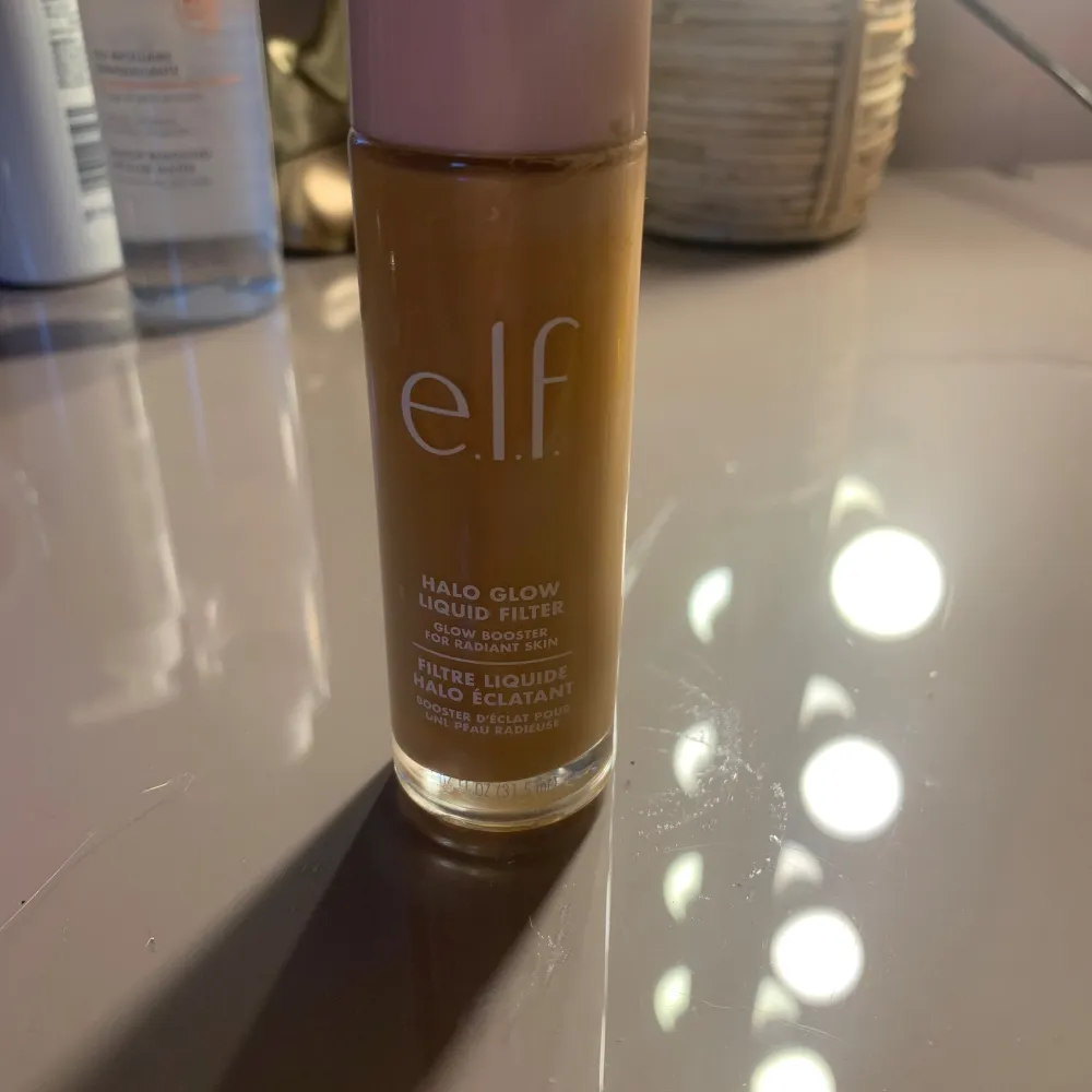 Säljer en e.l.f. Halo Glow Liquid Filter i nyansen Medium. Denna flytande foundation ger en strålande och jämn finish. Perfekt för att skapa en naturlig glow-look. Flaskan är smidig och lätt att använda.. Skönhet.