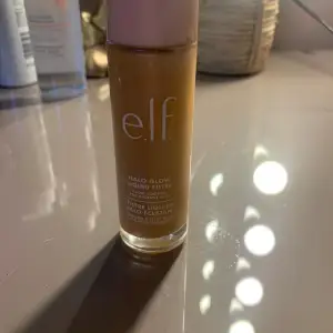 Säljer en e.l.f. Halo Glow Liquid Filter i nyansen Medium. Denna flytande foundation ger en strålande och jämn finish. Perfekt för att skapa en naturlig glow-look. Flaskan är smidig och lätt att använda.