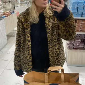 Säljer en supercool leopardmönstrad pälsjacka i syntetmaterial. Den är perfekt för höst och vinter och har långa ärmar. Jackan är i mycket bra skick och har en normal passform. Perfekt för att sticka ut på festen eller bara hålla sig varm och stilren. Lite oversized i passformen , jätte varm och skön 