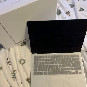 MacBook Air i silver - Säljer min nyinköpta macbook air M2 13.6 inch 256GB som köptes inför studier men pga avhopp har jag inte längre användning för den. Använd ca 3 ggr så som ny. Förpackning, laddare mm följer med.  Önskar du fler bilder eller mer information hör av er!