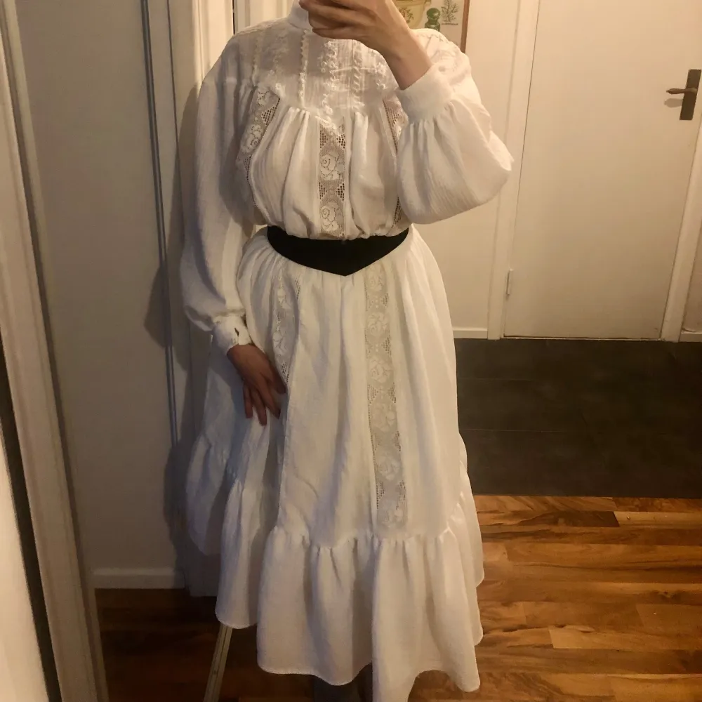 Matchande blus och kjol i sekelskiftesstil✨ storlek S ungefär. Handsytt🪡 Bältet ingår ej❣️Vitt med spets och broderidetaljer✨. Klänningar.