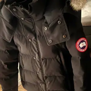 Canada goose parka äkta riktigt fint skick o kvitto finns, säljs då den ej passar längre. Storlek s