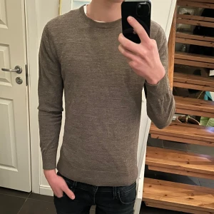 merinoull tröja från A Day's March - Säljer en väldigt fräsch tröja i merinoull från A Day's March. Perfekt för både höst och vinter. Tröjans nypris är 1000. Tröjan har bra skick o inga defekter. Hör av dig vid funderingar!!