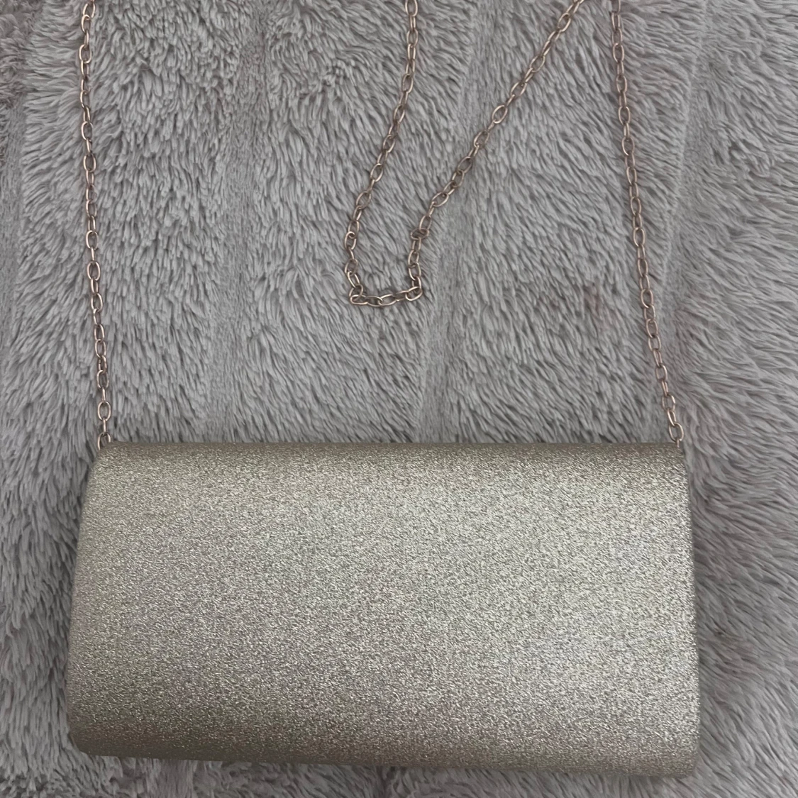 Glittrig guld kuvertväska med kedja - 91