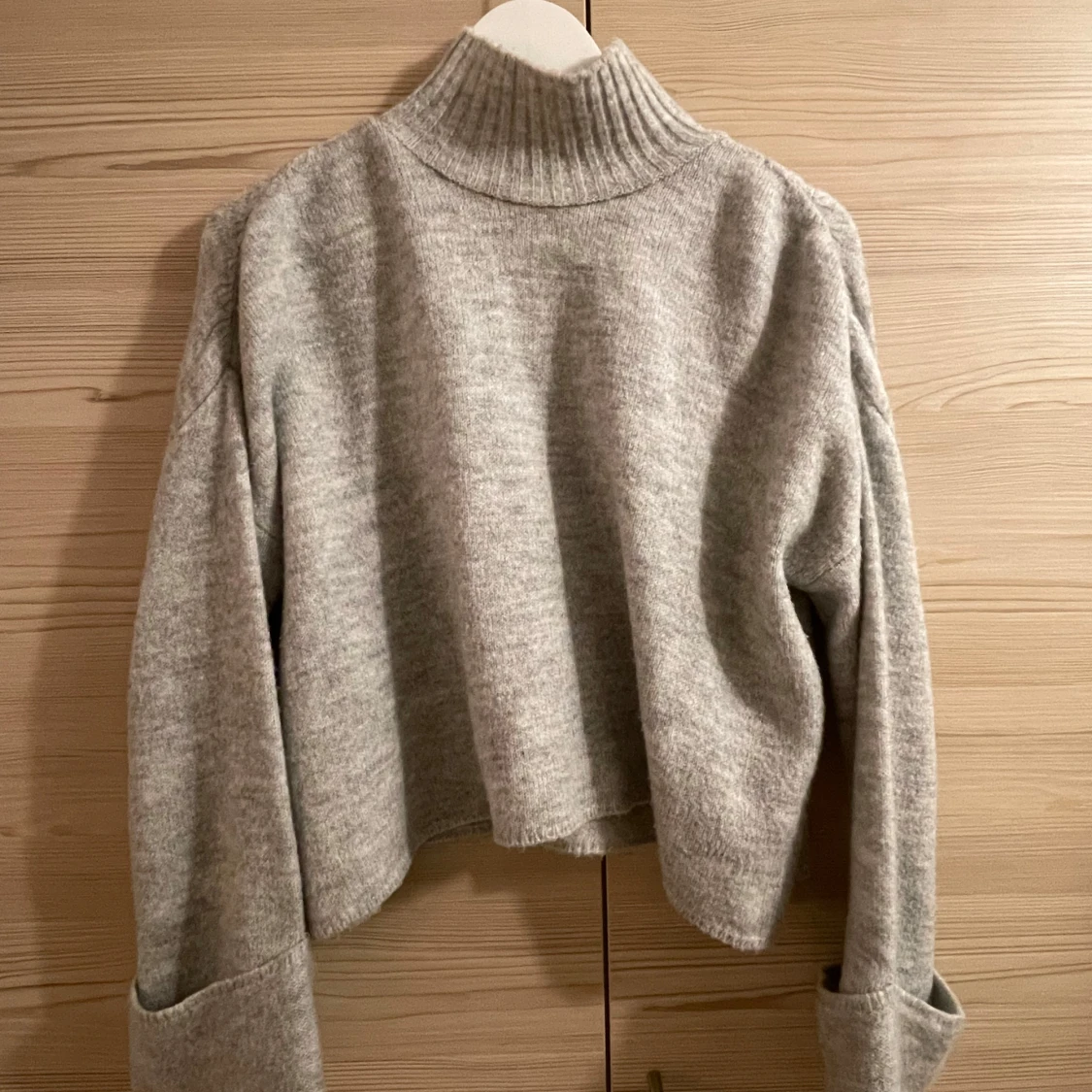 Ljusgrå finstickad tröja från GinaTricot 