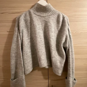 Ljusgrå finstickad tröja från GinaTricot  - Mysig finstickad tröja med vikta ärmar och vikbar krage. Storlek S och fint skick! 