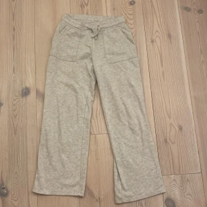 Ljus gråa mjukismyxor från lager 157! Storleken 150/XXS-XS - Säljer ett par ljusgråa mjukisbyxor från lager 157! Dem är sparsamt använda dock har den en fläck på baksidan ( bild 4) och möjligen någon liten defekt, men super sköna och snygga!