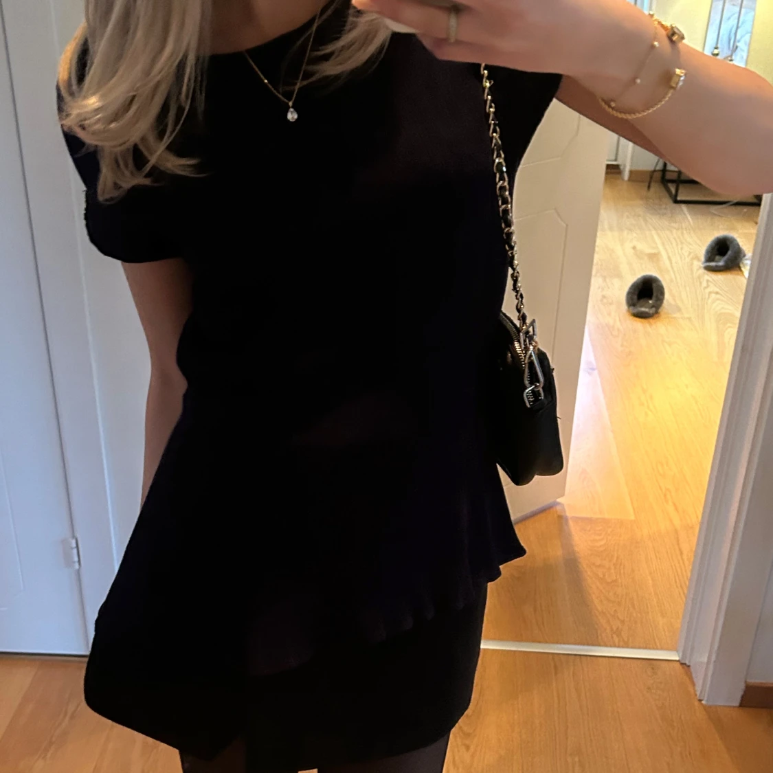 Svart kortklänning med volang