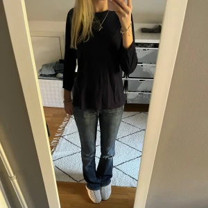 trekvarts tröja från InWear - Säljer mörkblå stickad tröja från InWear i storlek S. Den är trekvartsärmad och i bra skick