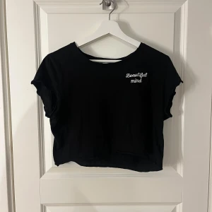 Svart T-shirt  - En svart T-shirt i storlek L💞