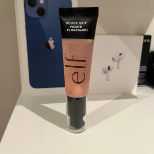 e.l.f. Power Grip Primer - Säljer en e.l.f. Power Grip Primer med 4% niacinamide. Den kommer i en smidig tub med svart lock och är perfekt för att få sminket att sitta hela dagen. Primern är lätt att applicera och ger en jämn bas för din makeup. ALDRIG ANVÄND!!!