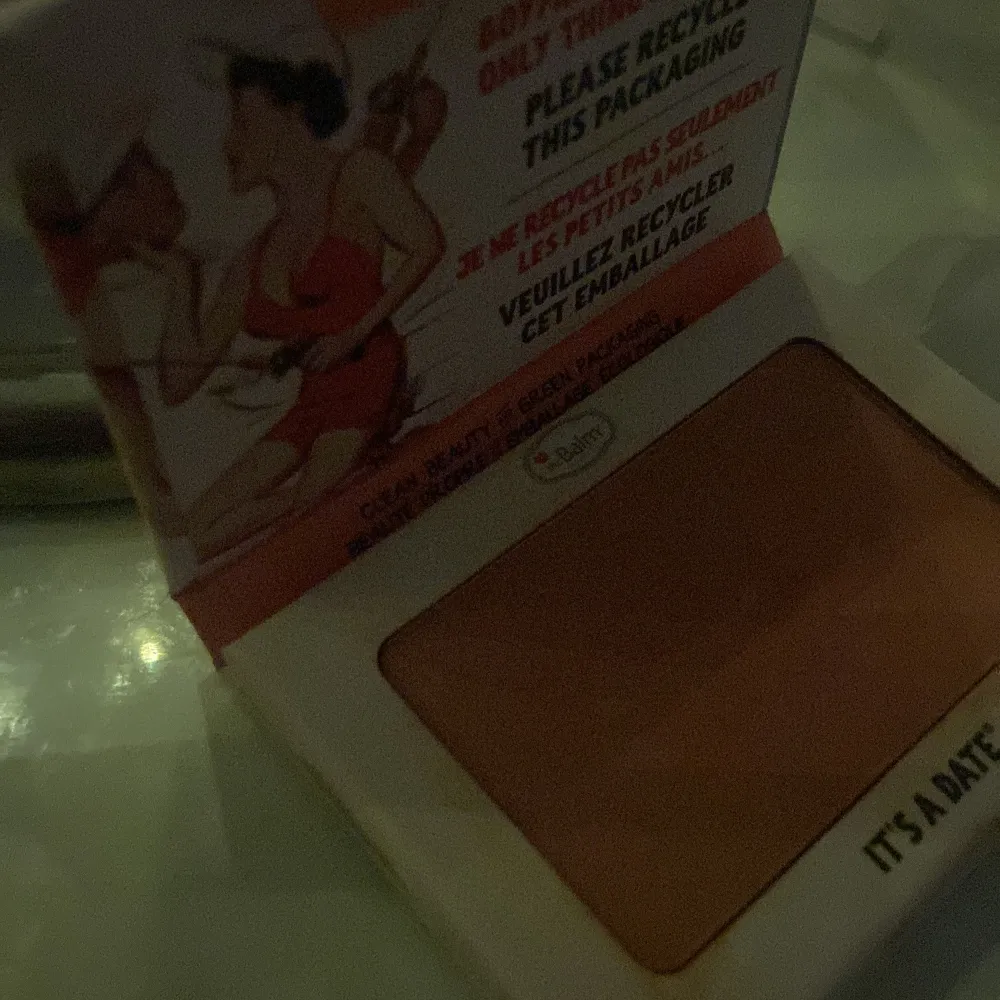 Säljer ett superfint rouge från theBalm i nyansen 'It's a Date'. Bara testad!!💕. Skönhet.