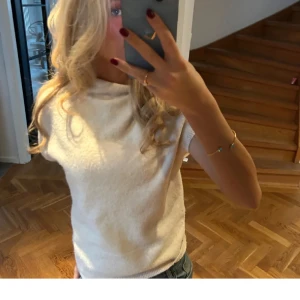 Vit polotröja i ull - Säljer denna superfina tröja som är endast använd en gång skriv för egna bilder!