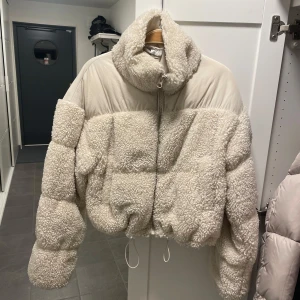 Beige teddyjacka med dragkedja - Sparsamt använd, passar mig som är xs!