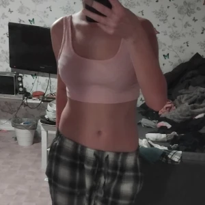 Rosa ribbad linnetopp - Säljer en söt rosa ribbad linnetopp i mycket bra skick. Perfekt för sommardagar eller som ett lager under en tröja. Toppen har en tight passform och är ärmlös, vilket gör den både bekväm och stilren.