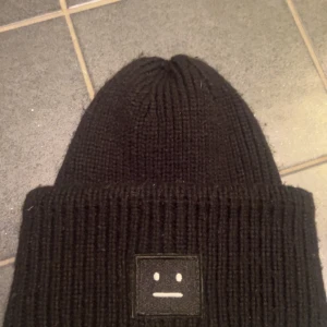 Acne mössa - Säljer min acne mössa som jah köpte förra vinter för 1600.   Använde den bara några gånger då jag inte tyckde att den passade mig.         Bra skick och nytvättad.
