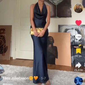 Balklänning - Säljer denna supersnygga balklänningen i satin i mörkblå färg💙 Den passar perfekt på mig som vanligtvis bär storlek 36 och är 166cm lång. Kan skicka mått vid intresse. Klänningen är nyligen köpt från Runaway The Label och är endast testad! Nypriset inklusive frakt och tullavgift är  1500kr.