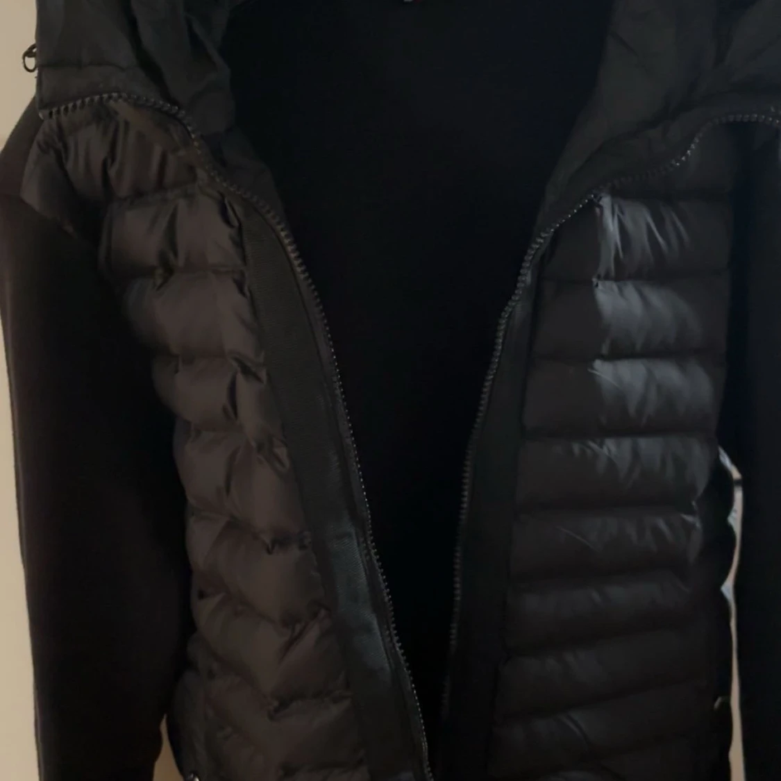 Svart pufferjacka med huva - 92